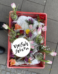 Read more about the article Pop Up Hochzeit Köln erlebt am 26. August 2023 von 12 bis 20 Uhr ein außergewöhnliches Ereignis – ein Popup-Hochzeitsfest, das den traditionellen Rahmen von Hochzeitsfeierlichkeiten sprengt. Anstatt sich an die Klischees einer klassischen Hochzeit zu halten, lädt das Team der Evangelischen Kirche in Köln und der Region zu einer Feier ein, die Vielfalt und Segen für alle in den Mittelpunkt stellt.