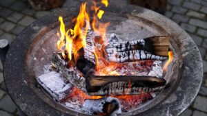 Read more about the article Kinder singen im Advent immer donnerstags 17 Uhr, Jesus Christus-Kirche  wir wollen bei Lagerfeuer und Stockbrot zusammenkommen und gemeinsam singen.
